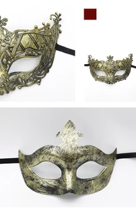 Détails macro d'un demi-masque vénitien en bronze antique avec motifs à volutes et texture