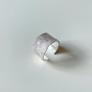 Detailed close-up of 925 silver ring featuring hammered texture and adjustable open band