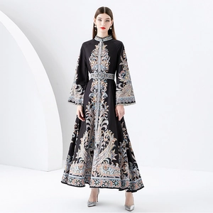 Elegante abito lungo bohémien nero con collo a lupetto e stampe floreali chic