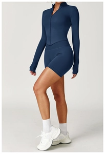 Details von marineblauer Slim-Fit Jacke mit Reißverschluss und passenden Sportschlitz