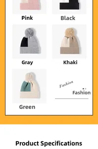 Détail de bonnets en maille épaisse avec pompon en fausse fourrure en plusieurs coloris
