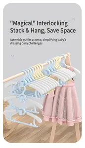 Detail von Kinderkleiderbügel mit rutschfesten Pads und stapelbarem Bären-Design