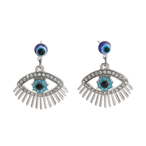 Detailweergave van zilveren evil eye oorbellen met blauwe zirkoon en holle accenten