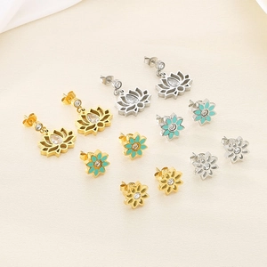 Détail de boucles d'oreilles vintage lotus et marguerite avec émail et zircones