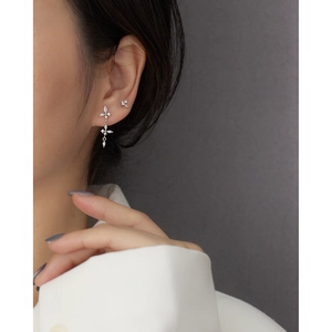Détail de boucles d'oreilles en argent S925 avec pompon fleur papillon et incrustation zircon