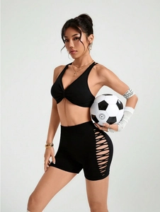 Ensemble de yoga noir sans couture avec brassière col V et short de sport ajouré