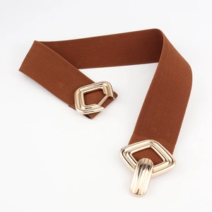Vue détaillée de la ceinture élastique marron avec boucle métallique dorée géométrique