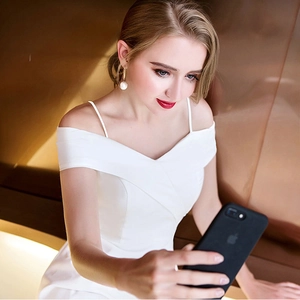 Robe de soirée élégante en satin blanc à épaules dénudées avec col en V et coupe ajustée