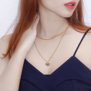 Zweilagige goldene Edelstahl-Halskette mit Herzanhänger an einem weiblichen Model