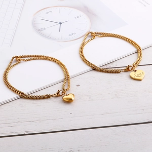 Bracciale a doppio strato in acciaio inossidabile dorato con cuore inciso Love su marmo