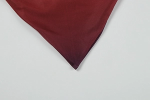 Détail de la texture de la soie dégradée et coutures fines sur l'ourlet de la jupe