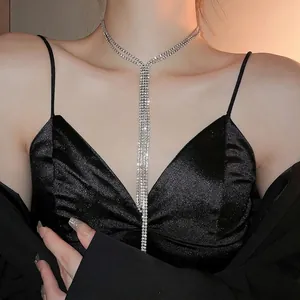 Funkelnde silberne Strass-Halskette mit langen Quasten und elegantem doppellagigem Design