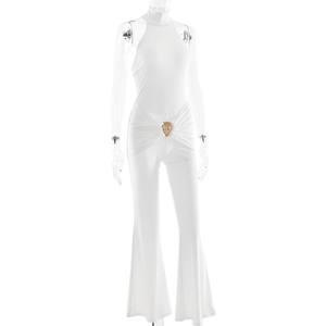 Detail des weißen Neckholder-Bodysuits mit goldenem Löwenkopf und Falten an der Taille