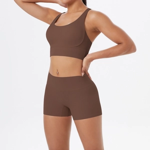 Détail de la brassière de yoga sans couture café et du short taille haute à bretelles