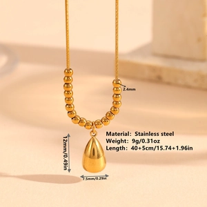 Collier en acier inoxydable plaqué or 18 carats avec pendentif goutte et détails de chaîne