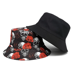 Wende-Anglerhut Set mit schwarzem Design und Totenkopf-Rosen-Graffiti-Muster im Set