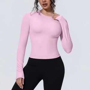 Détail du haut de yoga rose à manches longues en tissu respirant et coupe ajustée