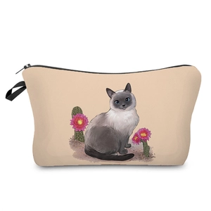 Dettaglio di una trousse per cosmetici con stampa di gatto siamese e piante di cactus