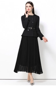 Détail de la robe noire élégante à double boutonnage avec jupe plissée et ceinture fine