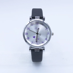 Montre quartz tendance avec chiffres violets, motif cœur et bracelet noir étroit