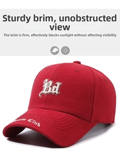 Détail de la casquette en coton rouge avec broderie 3D blanche et visière incurvée