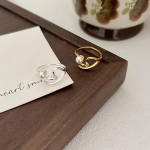 Elegant S925 sterling silver pearl heart rings in gold and silver finish on wooden tray