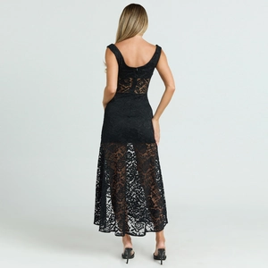 Robe longue chic en dentelle noire avec dos transparent et fente à volants élégante