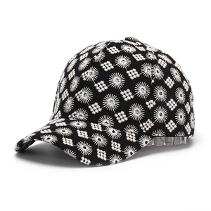 Bordado detallado de patrones de sol y rombos geométricos en gorra de béisbol negra