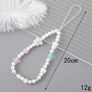 Détail de la dragonne de téléphone faite main avec perles et breloques coeur colorées