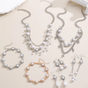 Set collana di perle multistrato con ciondolo a croce e bracciali con fiori di strass