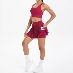 Détail d'une jupe de sport plissée rouge foncé avec poche latérale pour téléphone