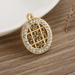 Pendentif doré rond avec zircon et motif évidé sur fond de bois naturel élégant