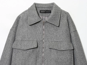 Gros plan sur la veste en laine gris clair avec revers pointu et texture de tissu