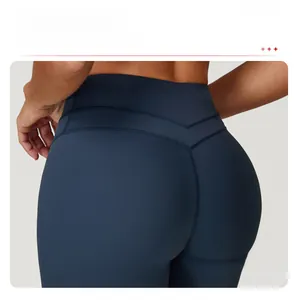 Gros plan sur un short de fitness taille haute avec coutures en V pour un effet galbant fessier