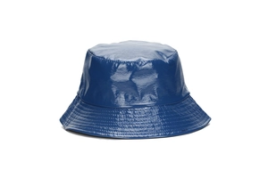 Détail du bob en cuir PU bleu brillant avec finition laquée et bordure surpiquée