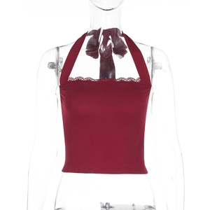 Nahaufnahme des weinroten Halter-Tops mit zarter Spitze und Strickstoff-Textur