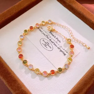Bracelet élégant plaqué or avec zircons ronds colorés et fermoir mousqueton