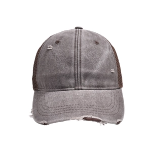 Detalle de gorra de béisbol vintage con agujeros desgastados y malla transpirable trasera