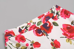 Détail de l'imprimé floral rose rouge avec fermeture éclair invisible à la taille