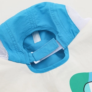 Dettaglio del cinturino regolabile e della rete traspirante sul cappello bimbo