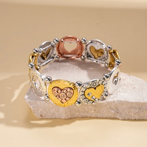 Vue macro détaillée d'un bracelet en métal mixte avec breloques cœur sur pierre