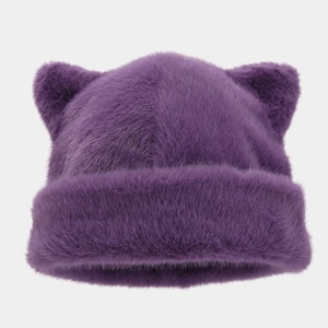 Détail du bonnet oreilles de chat en fausse fourrure violette avec texture douce et revers