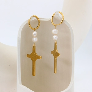 Boucles d'oreilles croix en acier inoxydable doré 18K avec perles sur support blanc