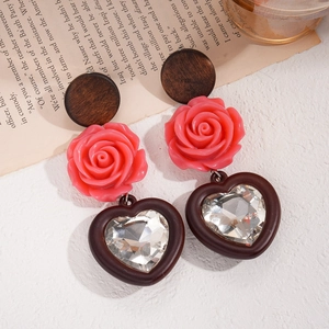 Boucles d'oreilles rétro en bois et résine avec rose rose et pendentif cœur serti