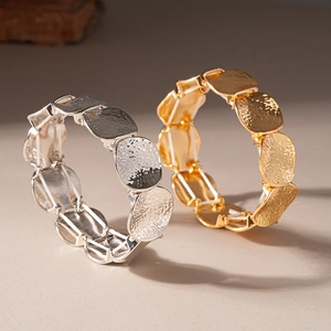 Eleganti bracciali elastici con dischi geometrici martellati in finitura oro e argento