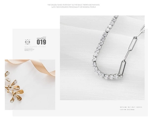 Détail d'un bracelet en argent avec pavé de zircons et chaîne trombone élégante