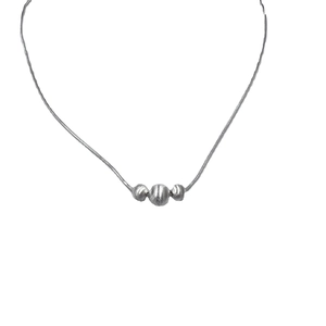 Collana minimalista in argento sterling S925 con tre perline metalliche spazzolate su catena