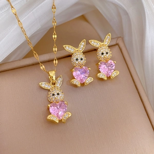 Dettaglio del set di gioielli a coniglio dorato con gemme a cuore rosa eleganti