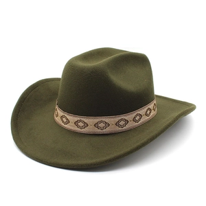 Détail du chapeau de cowboy en feutre vert foncé avec bande tissée jacquard et bords larges