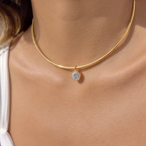 Collier ras de cou rigide doré 18 carats avec pendentif solitaire en zircone brillant